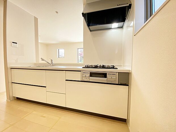【キッチン】≪Kitchen≫
どこを開けても大容量収納のビッグスライドキッチン。圧力鍋やパスタ鍋などかさばる調理器具も楽々収納できます☆