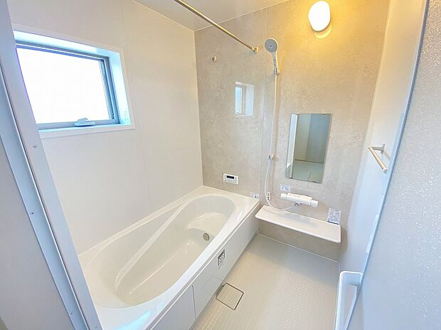 【浴室】≪Bathroom≫
1日の疲れた体を癒せるシステムバス。窓もあるので湿気もこもりません。雨の日のお洗濯も安心な「浴室乾燥機」つき♪