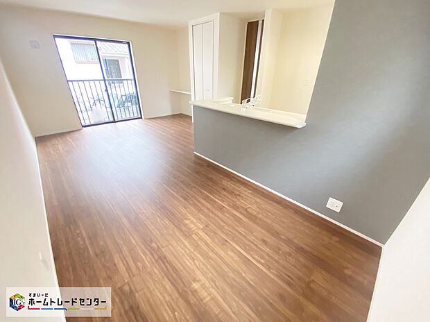 【リビング】≪Living room≫
お子様が走り回っても安心の広々リビングにはご家族との自然なコミュニケーションが生まれる対面キッチンを採用！暖かい光が降り注ぐ、温もりあふれるお住まいです☆