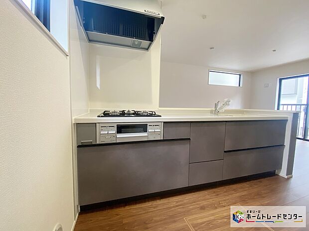 【キッチン】≪Kitchen≫
どこを開けても大容量収納のビッグスライドキッチン。圧力鍋やパスタ鍋などかさばる調理器具も楽々収納できます☆