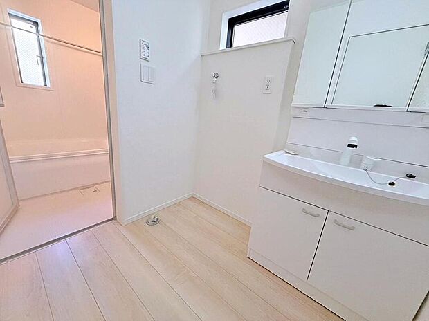 【洗面台・洗面所】女性にはうれしい３面鏡化粧台。鏡の裏が収納になっている機能的なタイプです。