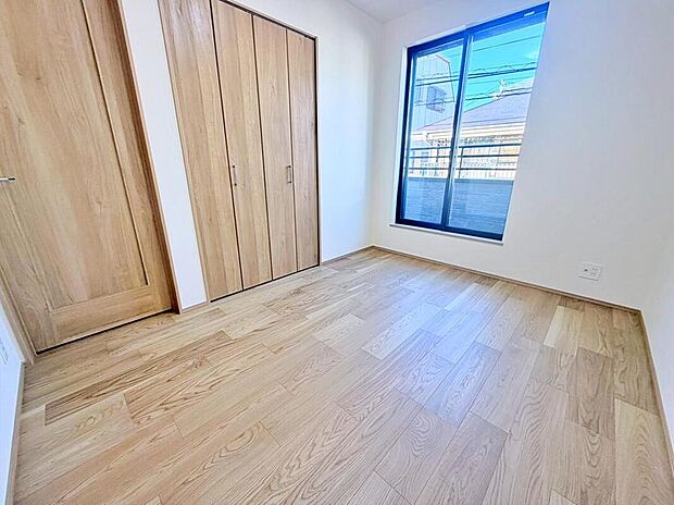 【リビング以外の居室】充分な広さの収納を備え、採光良好な洋室は、快適空間。プライベートの時間もゆったりお寛ぎ頂けそうです。