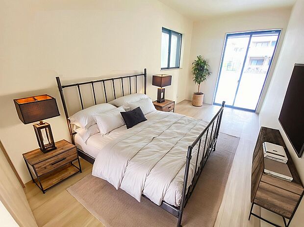 【居室】≪Room≫
穏やかな光が差し込む室内には、穏やかな時間が流れます。休日には、落ち着いた空間で自分の趣味を楽しむのはいかがですか。
※家具をCGで加工しています。家具付き販売ではございません。
