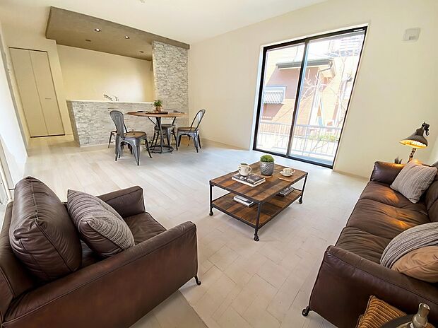 【リビング】≪Living room≫
採光良好なリビングは、ご家族の憩いの空間。居心地の良い快適な安らぎの場所にもなりそうです。
※家具をCGで加工しており、家具付き販売ではございません。