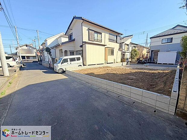 【前面道路含む現地写真】物件北側です。今なら建築中の様子をご覧になることができます。地震に強いオリジナル工法を是非お確かめ下さい♪