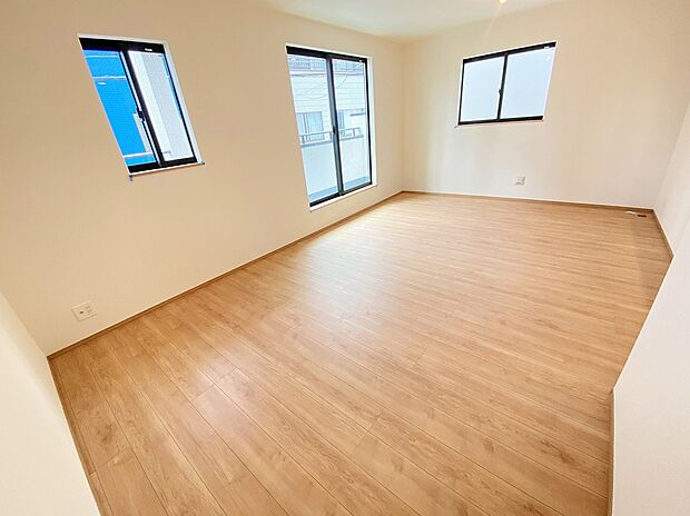 【リビング】≪Living room≫
広々とした開放感あふれるリビングです。ゆったり寛げる充分な広さがございますので、ご家族でインテリアのレイアウトを考えるのも楽しみになりそうです☆
