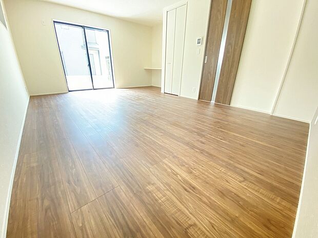 【リビング】≪Living room≫
広々としたLDKに、自分好みのインテリアでレイアウト。季節ごとに模様替えなども、楽しみの一つとなりそうです。