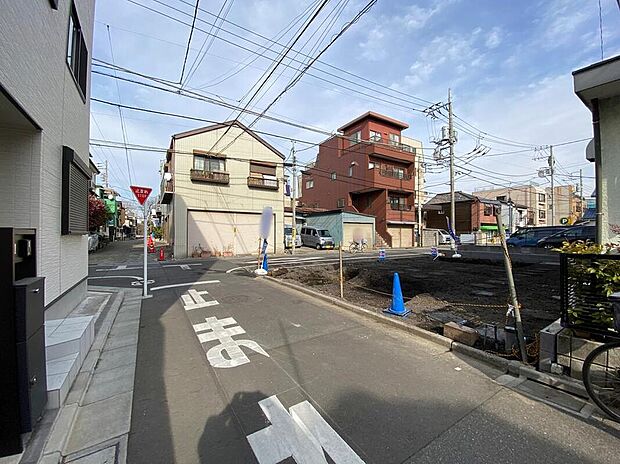 【前面道路含む現地写真(2026.02撮影)】周辺は交通量少なめです。小学校まで徒歩3分、中学校まで徒歩2分とお子様の通学に便利な立地です!