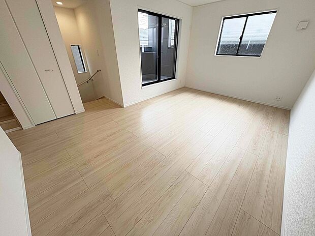 【リビング】≪Living room≫
お陽さまの光をさわやかな風をたっぷりとりこめます。室内はいつも明るい印象なので気持ちの良い朝を迎えられます。毎日の生活も明るくなりそう。