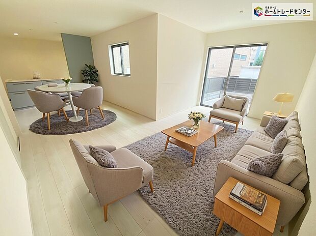 【リビング】≪Living room≫
広々としたLDKに、自分好みのインテリアでレイアウト。季節ごとに模様替えなども、楽しみの一つとなりそうです。
※家具をCGで加工しています。家具付き販売ではございません。