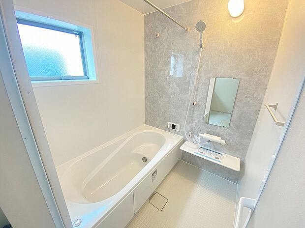 【浴室】≪Bathroom≫
１日の疲れた体を癒せるシステムバス。窓もあるので湿気もこもりません。雨の日のお洗濯も安心な「浴室乾燥機」つき♪