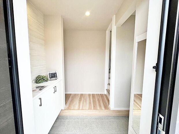 【玄関】訪れる人を優しく迎える、スタイリッシュな玄関。
姿見付きの下駄箱で、お家を出る前に今日のコーディネートの最終チェックをすることができます♪