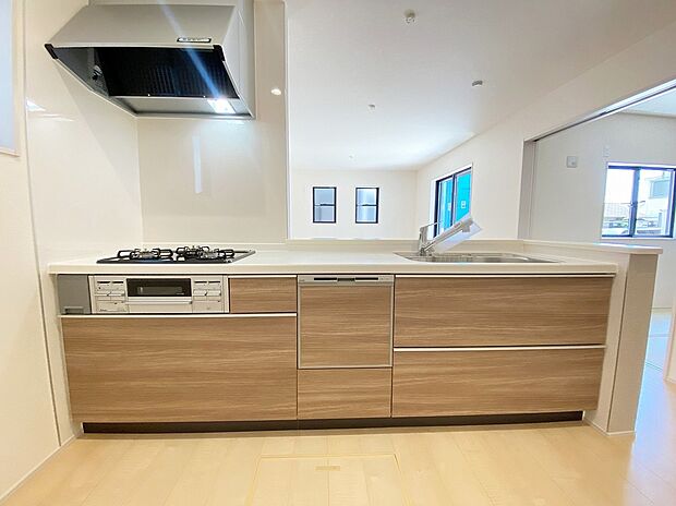 【キッチン】≪Kitchen≫
対面式キッチンからは、リビングにいるご家族の様子が一目で分かります。小さいお子様がいても安心です。