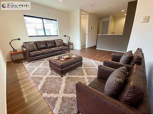 【リビング】≪Living room≫
広々としたLDKに、自分好みのインテリアでレイアウト。季節ごとに模様替えなども、楽しみの一つとなりそうです。
※家具をCGで加工しています。家具付き販売ではございません。