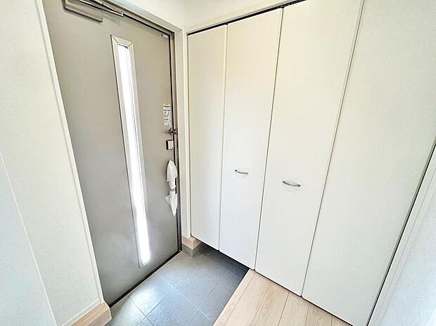 【玄関】訪れる人を優しく迎える、スタイリッシュな玄関。
ガラススリットの入った玄関ドアは室内に光を届けてくれる大事な存在です☆