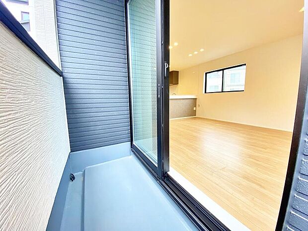 【バルコニー】南側に設置されたバルコニー。心地よい春の陽射しや暖かな風を楽しむことが出来る。晴れた日にはたっぷりの洗濯物や布団を干せます!