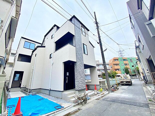 【前面道路含む現地写真】建物の構造や素材の質感、周辺の道路環境まで、ぜひ現地で実際にご体感ください。