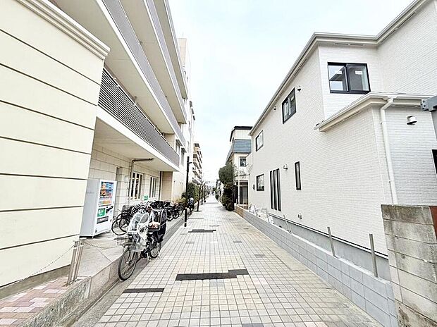 【前面道路含む現地写真】手をつないで歩きたくなる道。この街の心地よさは、暮らす目線でこそ見えてきます。ここにどんな住まいを描くか、採光や風通し、通園・通学やお買い物のしやすさまで、どうぞ現地でご体感ください。