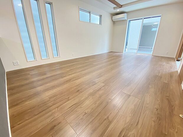 【リビング】≪Living room≫
採光良好なリビングは、ご家族の憩いの空間。居心地の良い快適な安らぎの場所にもなりそうです。天井部分は折上天井となっており、お部屋が広く見え開放感が生まれます☆