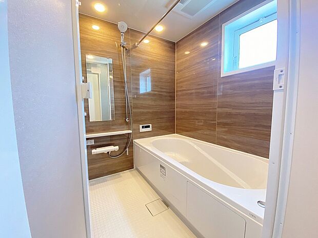 【浴室】≪Bathroom≫
半身浴もできる広々とした湯船があり、朝日を浴びながらの入浴も気持ちよさそう。浴室乾燥機付きのバスルームとなっております♪