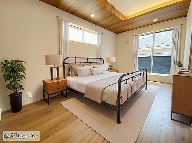 【居室】≪Room≫
折上天井と間接照明を採用した主寝室。
2面採光の陽光が心地良いプライベートルーム♪
※家具をCGで加工しています。家具付き販売ではございません。