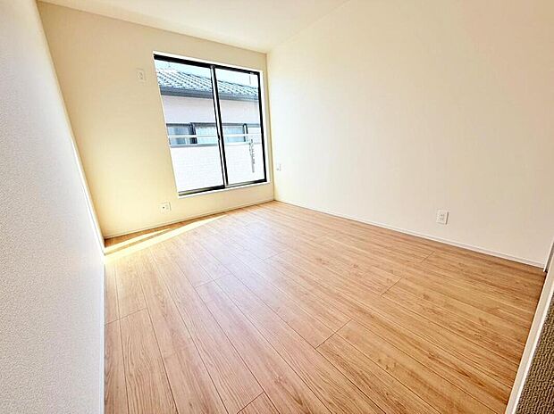 【リビング以外の居室】穏やかな光が差し込む室内には、穏やかな時間が流れます。休日には、落ち着いた空間で自分の趣味を楽しむのはいかがですか。