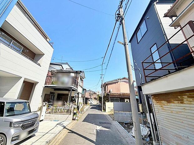 【前面道路含む現地写真】≪前面道路は幅約4mで駐車も無理なく出来ます≫