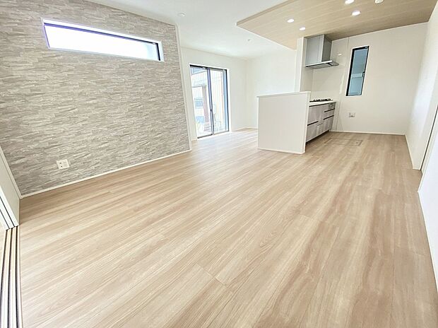 【リビング】≪Living room≫
大きな窓のあるリビングは、陽光あふれる明るい空間です。居心地良く、ご家族皆がゆったり寛げる憩いの空間となりそうです。