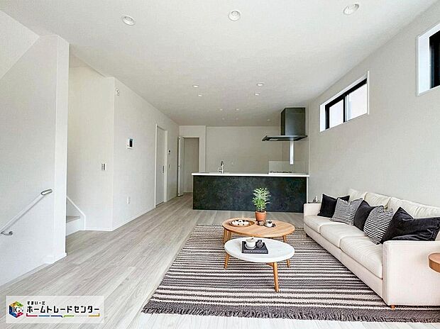 【リビング】≪Living room≫
帰宅時・外出時の自然なコミュニケーションを育むリビングイン階段を採用。仲良し家族の画が浮かびます。
※家具をCGで加工しています。家具付き販売ではございません。