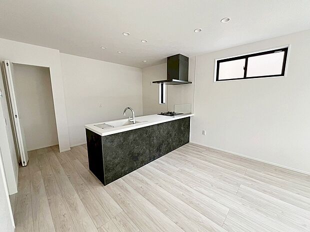 【収納】≪Storage≫
キッチンのすぐ横の収納スペースはミネラルウォーターや調味料などの置き場所に最適♪
まとめ買いしても置き場所に困らないのはうれしいですね！