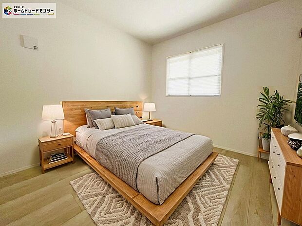 【居室】≪Room≫
窓から光が差し込む室内！日の光で照らされた明るいお部屋は、いつでも居心地のいいリラックスできる空間をお届けします！
※家具をCGで加工しています。家具付き販売ではございません。