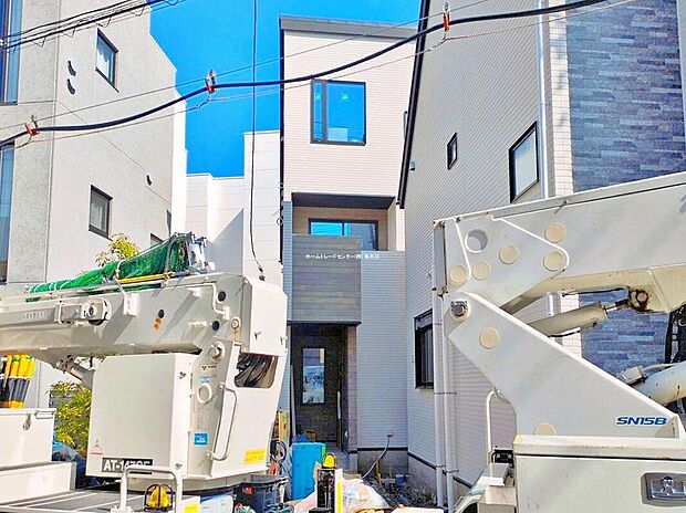 【現地外観写真】毎日の買い物がさっと済む、便利で心地よい暮らし。スーパーやドラッグストア、コンビニが徒歩圏内で、小中学校も近く安心。忙しい日も家族の時間を大切にできます。現地（2026年3月）撮影