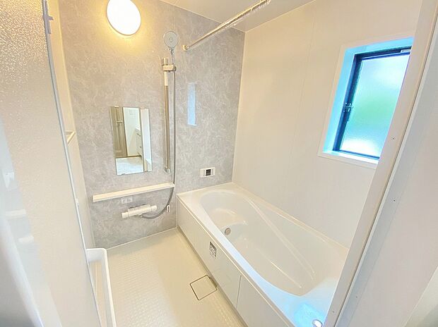 【浴室】≪Bathroom≫
スイッチひとつでバスタイムの準備ができるオートバスが便利♪雨の日や夜間の洗濯に便利な「浴室乾燥機」も標準装備です！