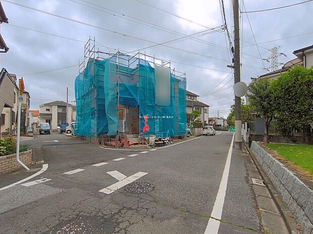 【前面道路含む現地写真】≪見学予約可能！≫角地のため、2方向から光や風を取り込めます。日当たりのよさと開放感が魅力的です！