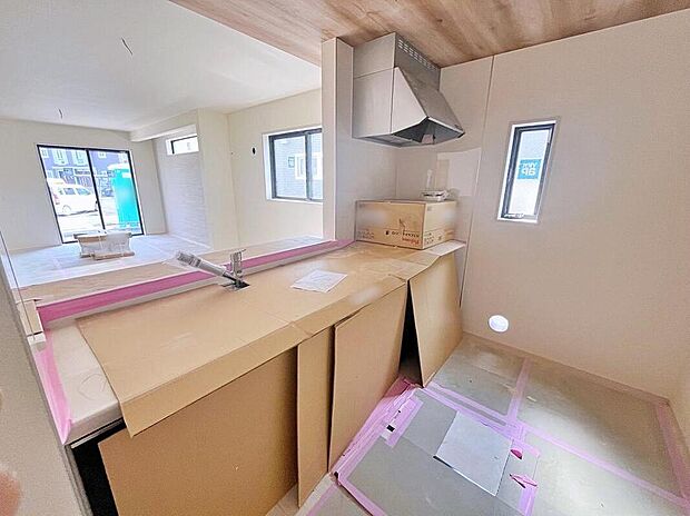 【キッチン】対面式キッチンからは、リビングにいるご家族の様子が一目で分かります。小さいお子様がいても安心です。