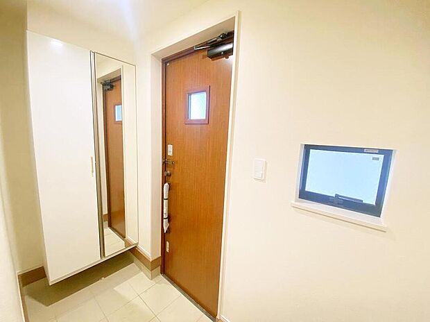 【≪Entrance≫】開放感のある玄関ホール。
お家を出る前に玄関ミラーで最終チェックをすることができます♪