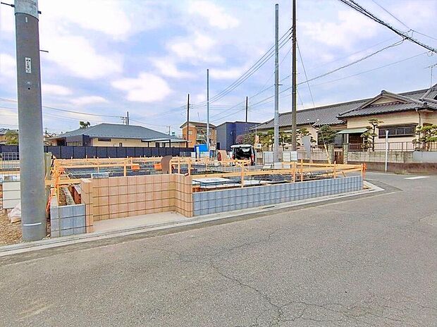【前面道路含む現地写真】穏やかな住宅街の一角に。程よい静けさと、ご近所との温かなつながりが育まれる、居心地の良い住環境です。現地(2026年3月)撮影