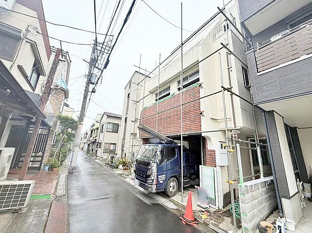 【前面道路含む現地写真】小学校まで徒歩7分、中学校まで徒歩15分、保育園まで徒歩3分と通学・通園も安心の住環境！※写真は解体中の旧建物です