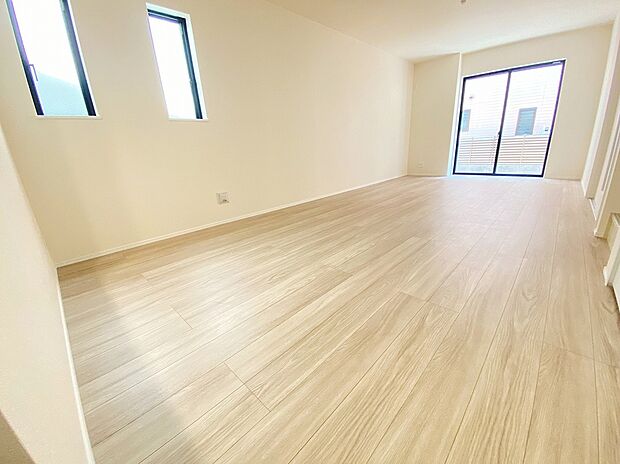 【リビング】≪Living room≫
暖かな雰囲気のLDKはご家族が自然と集まる穏やかな暮らしがイメージできますね。明るいリビングで家族団らんの時間を楽しみましょう!!