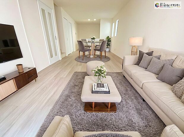 【リビング】≪Living room≫
広々とした開放感あふれるリビングです。
ご家族でインテリアのレイアウトを考えるのも楽しみになりそうですね☆
※家具をCGで加工しています。家具付き販売ではございません。