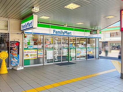 ファミリーマート京成金町駅前店 600m(徒歩7分)