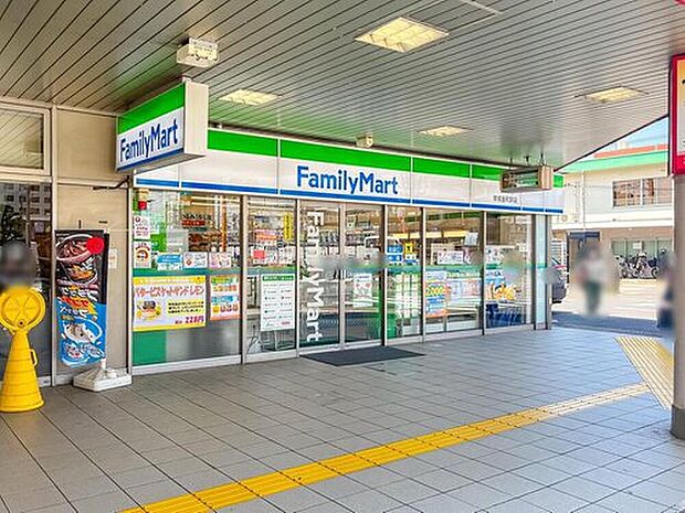 ファミリーマート京成金町駅前店(約600m)