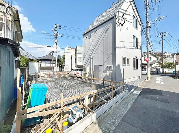 【前面道路含む現地写真】前面道路は7m超、後面道路は約4mの公道に面したお家のため、陽光をたくさん取り込めます。室内は常に明るく過ごしやすい空間に。