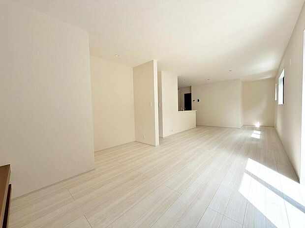 【≪Living room≫】広々としたLDKに、自分好みのインテリアでレイアウト。季節ごとに模様替えなども、楽しみの一つとなりそうです。