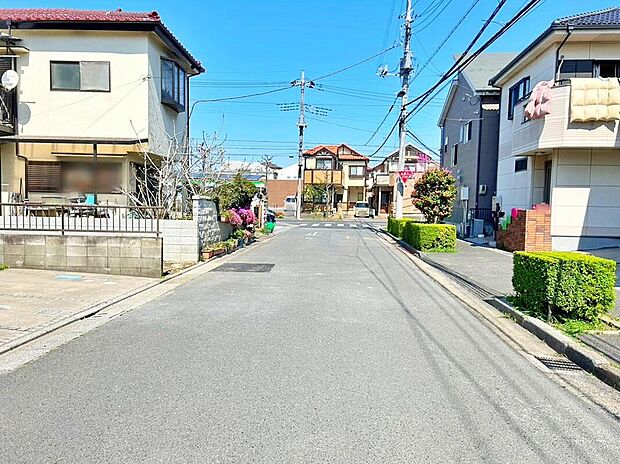 【前面道路含む現地写真】最寄りコンビニエンスストアのファミリーマート八潮鶴ヶ曽根店まで徒歩1分以内！（約50ｍ）
