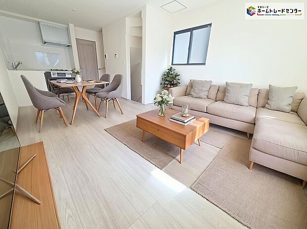 【リビング】≪Living room≫
自然なコミュニケーションが生まれるリビングイン階段を採用!暖かい光が降り注ぐ、温もりあふれるお住まいです☆
※家具をCGで加工しており、家具付き販売ではございません。