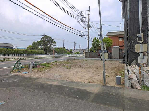 【現地外観写真】≪内覧以外にも資金計画やライフプランに寄り添ったご提案をいたします♪≫
ご家族の様子が分かりやすい対面式キッチン♪キッチンパントリーやWICなど収納豊富なお住まいです♪