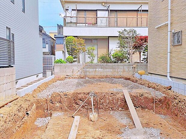 【現地外観写真】≪現地（2026年4月）撮影≫
耐震性能最高等級3：消防署や警察署など防災拠点となる建物に求められる最も高い耐震性能を持つ住宅基準で、震度7ほどの地震にも耐えられる安心の設計です♪