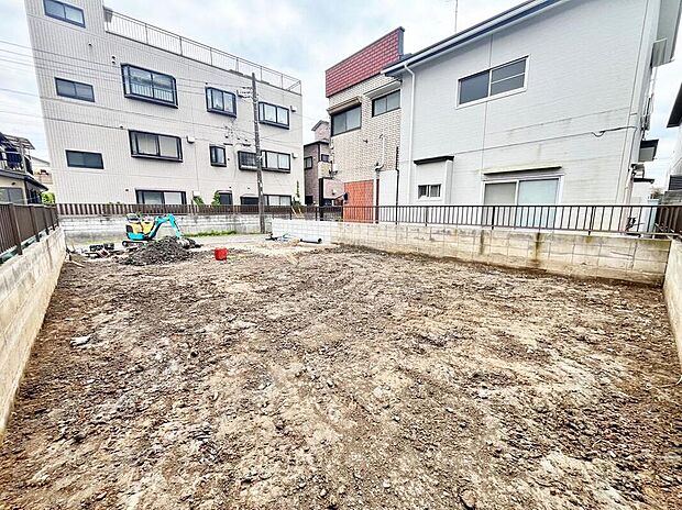 【現地外観写真】広々15帖超のLDK!家族との会話がスムーズな対面式キッチンを採用しています♪