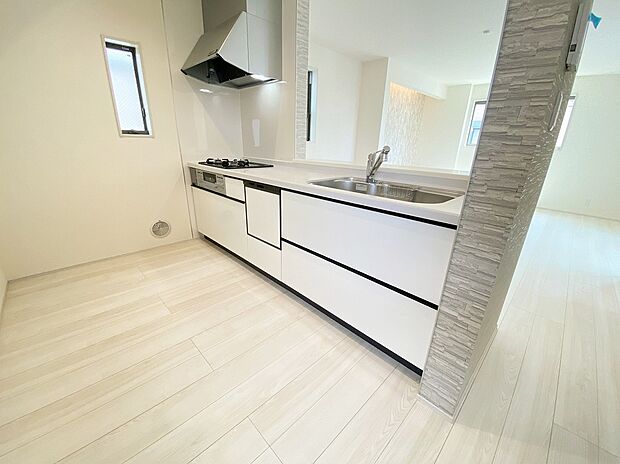 【キッチン】≪Kitchen≫
どこを開けても大容量収納のビッグスライドキッチン。圧力鍋やパスタ鍋などかさばる調理器具も楽々収納できます☆